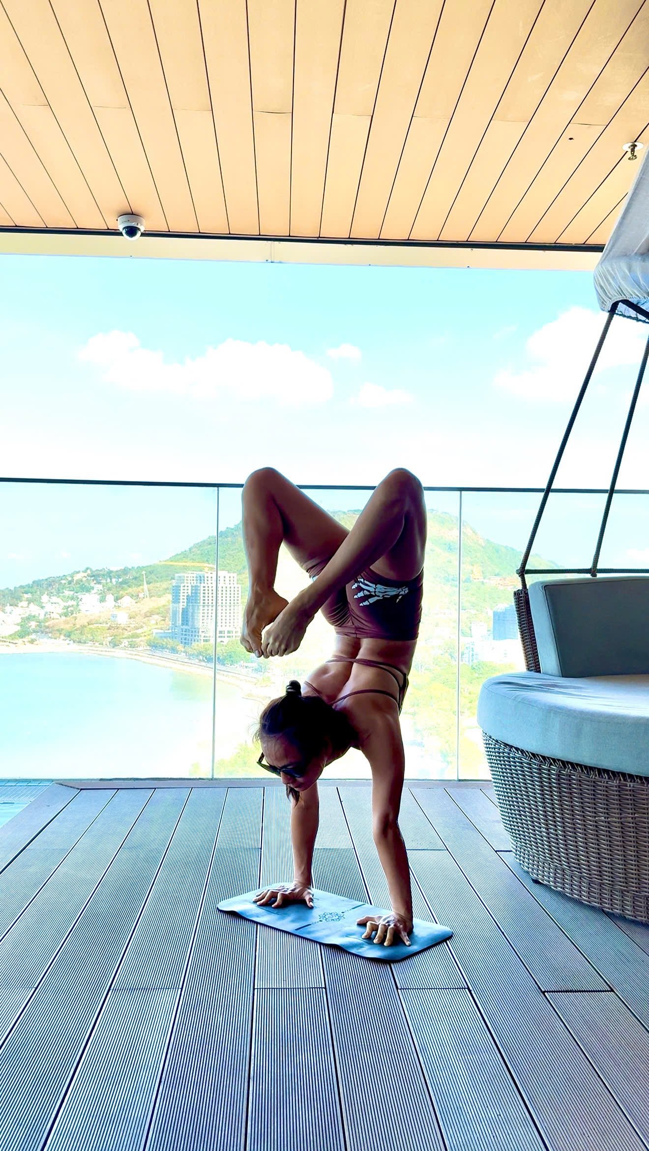 Xuan Nguyen handstand with ocean view